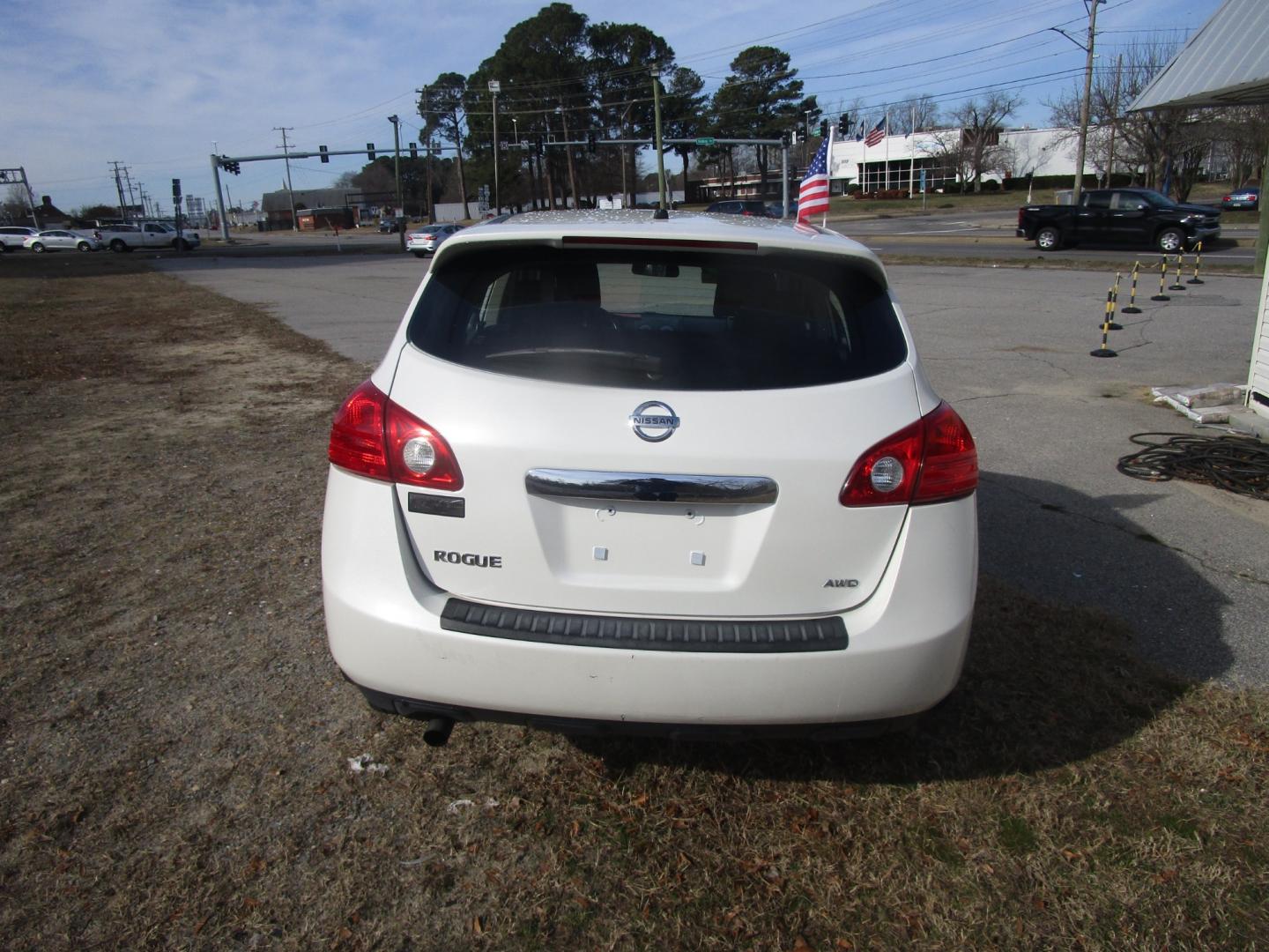 2011 White Nissan Rogue S AWD (JN8AS5MV7BW) with an 2.5L L4 DOHC 16V engine, CVT transmission, located at 2553 Airline Blvd, Portsmouth, VA, 23701, (757) 488-8331, 36.813889, -76.357597 - Down Payment: $599 Weekly Payment: $100 APR: 23.9% Repayment Terms: 42 Months ***CALL ELIZABETH SMITH - DIRECTOR OF MARKETING @ 757-488-8331 TO SCHEDULE YOUR APPOINTMENT TODAY AND GET PRE-APPROVED RIGHT OVER THE PHONE*** - Photo#6